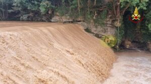 ragazzi bloccati piena torrente agno