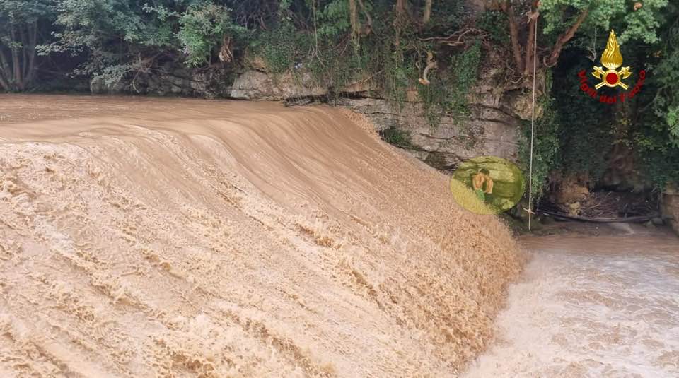 ragazzi bloccati piena torrente agno
