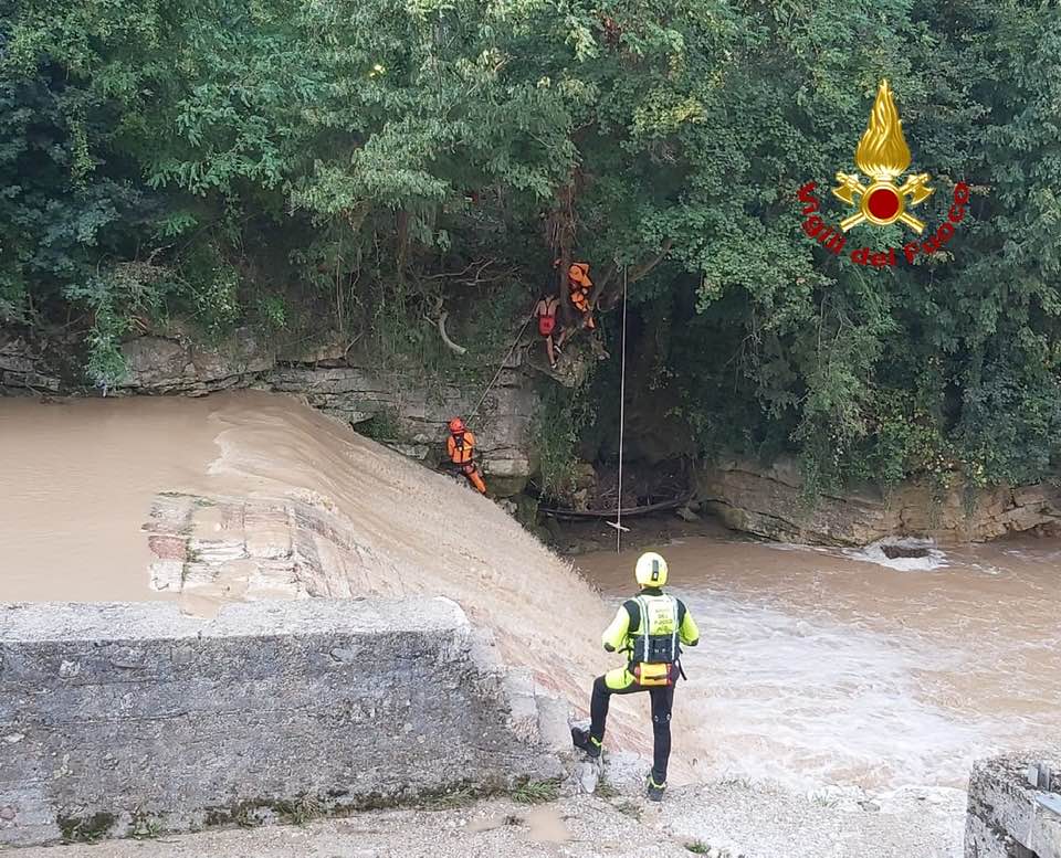 ragazzi bloccati piena torrente agno