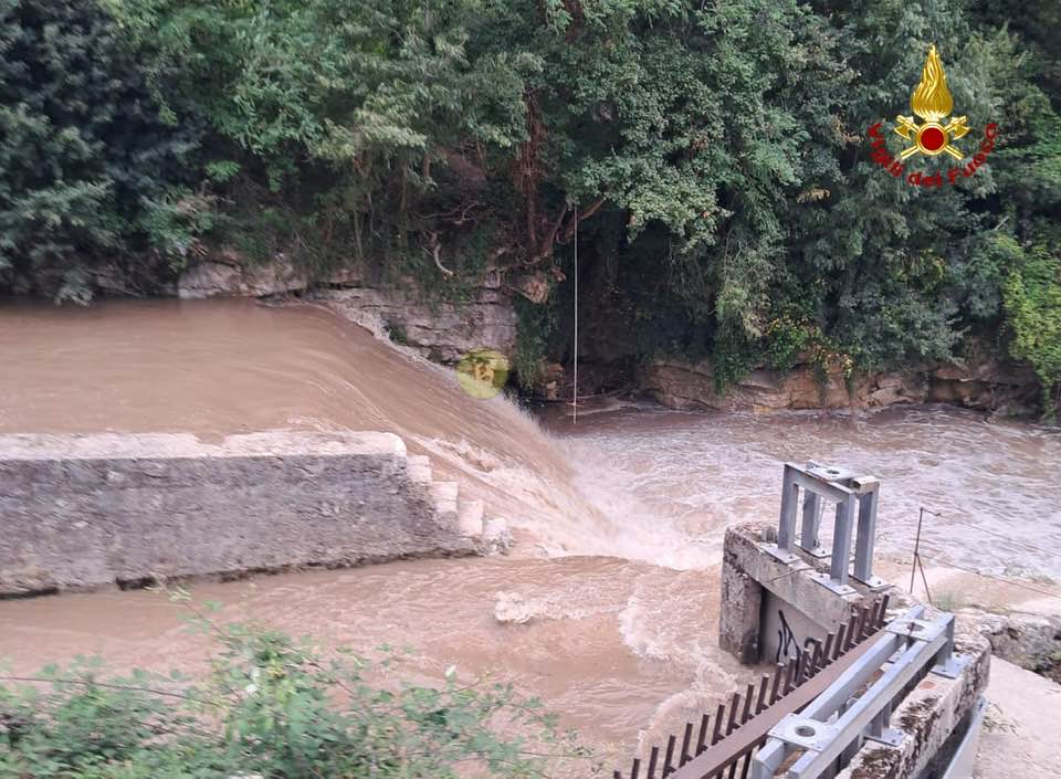 ragazzi bloccati piena torrente agno