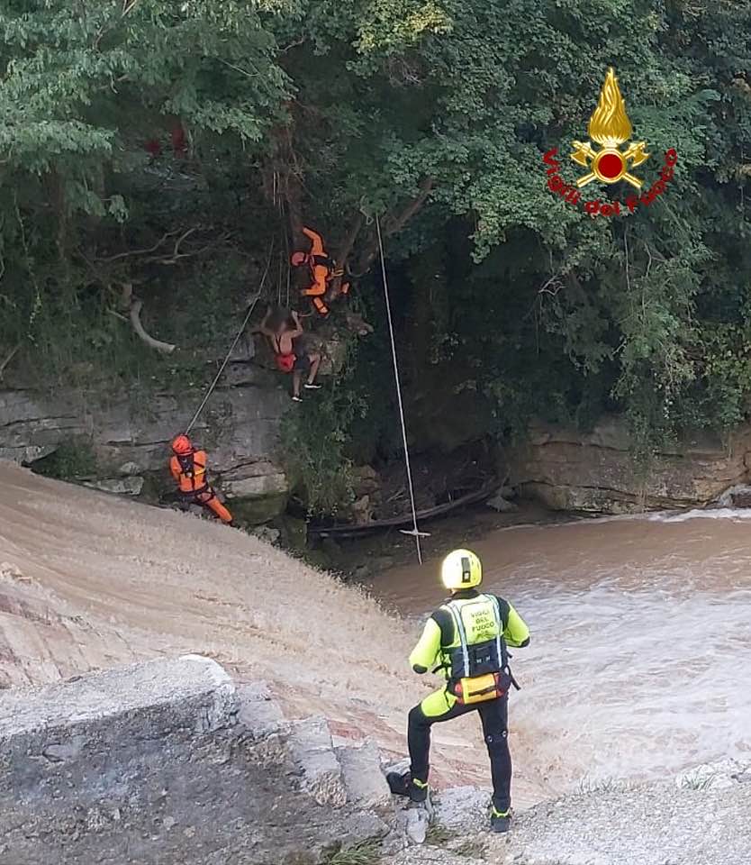 ragazzi bloccati piena torrente agno