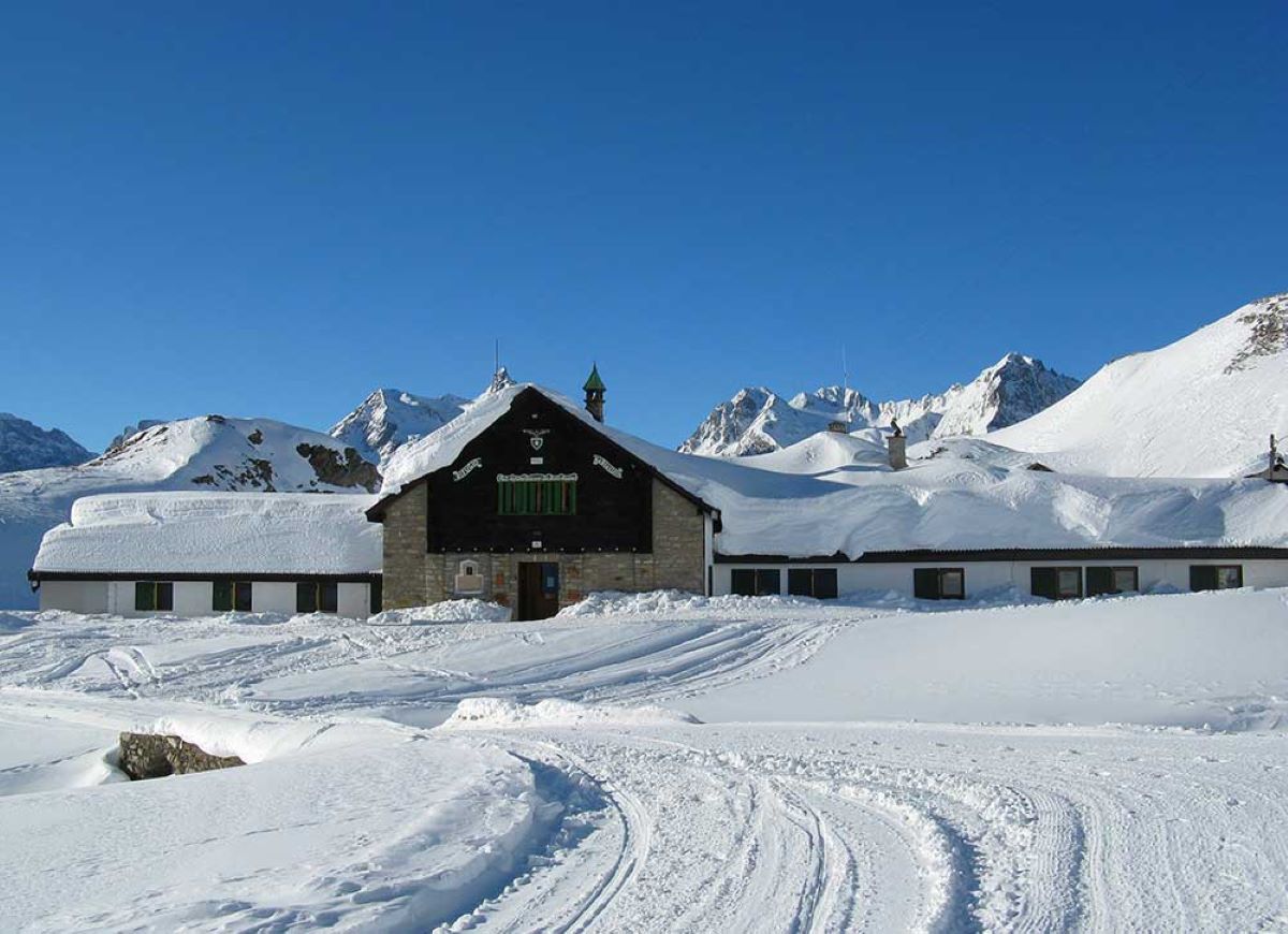 In Val Formazza si scia con la neve ‘conservata’ sotto i teli termici