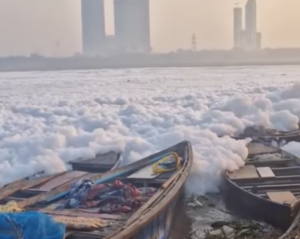 fiume Yamuna schiuma tossica