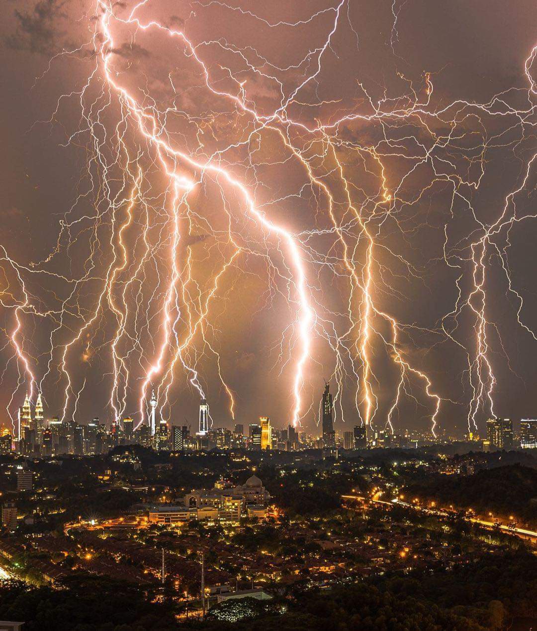 Tempesta di fulmini a Kuala Lumpur