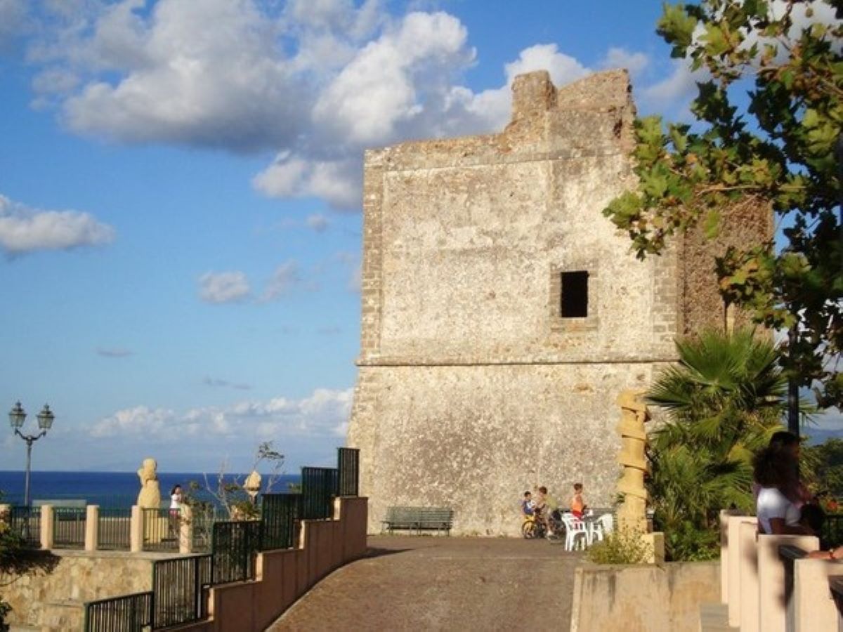 Palermo, la Torre del Marchese a Finale in sicurezza: oltre 1,2 milioni per il costone roccioso 