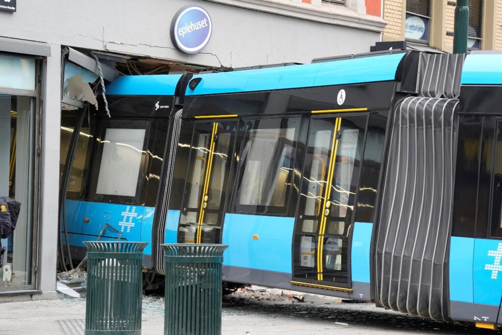 tram deraglia norvegia oslo