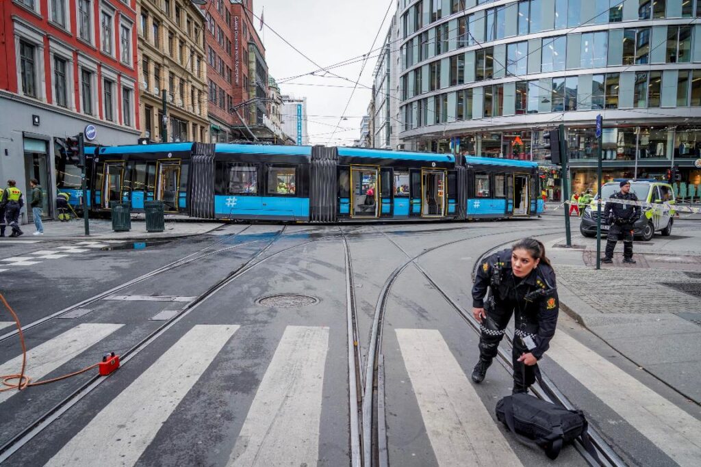 tram deraglia norvegia oslo