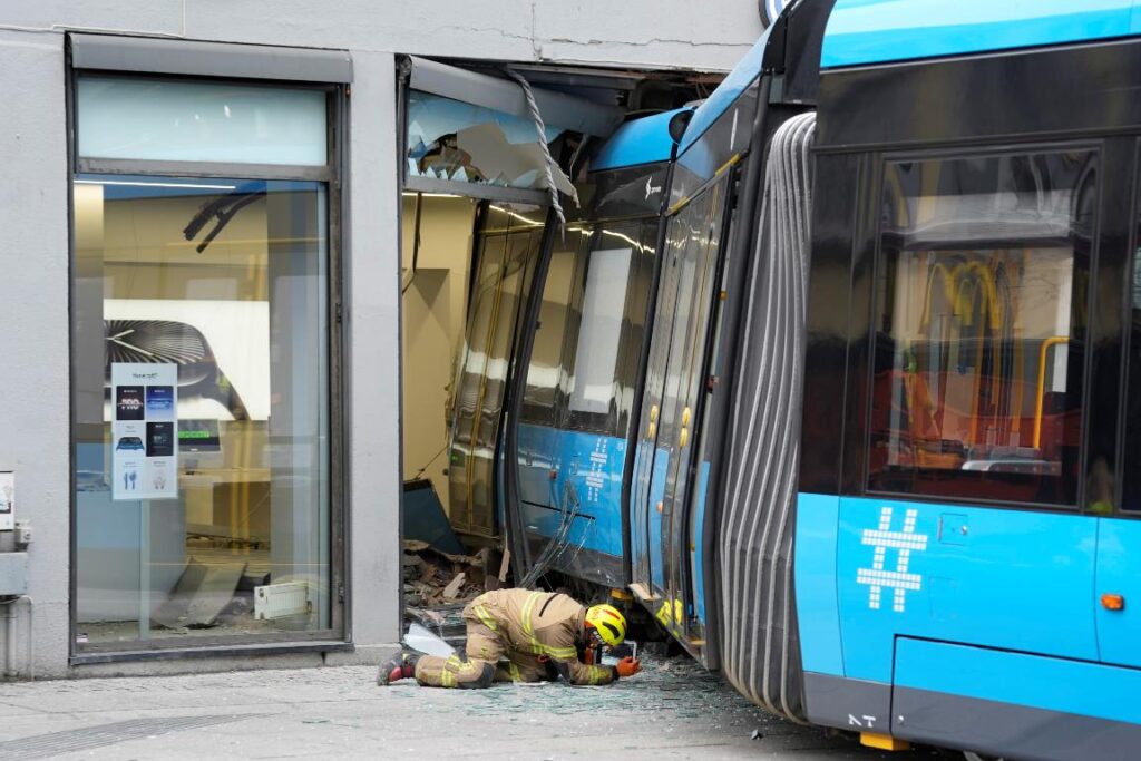 tram deraglia norvegia oslo