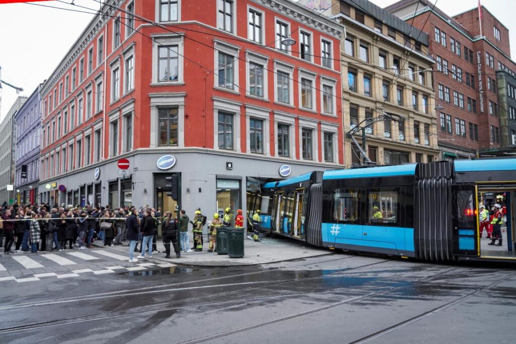 tram deraglia norvegia oslo