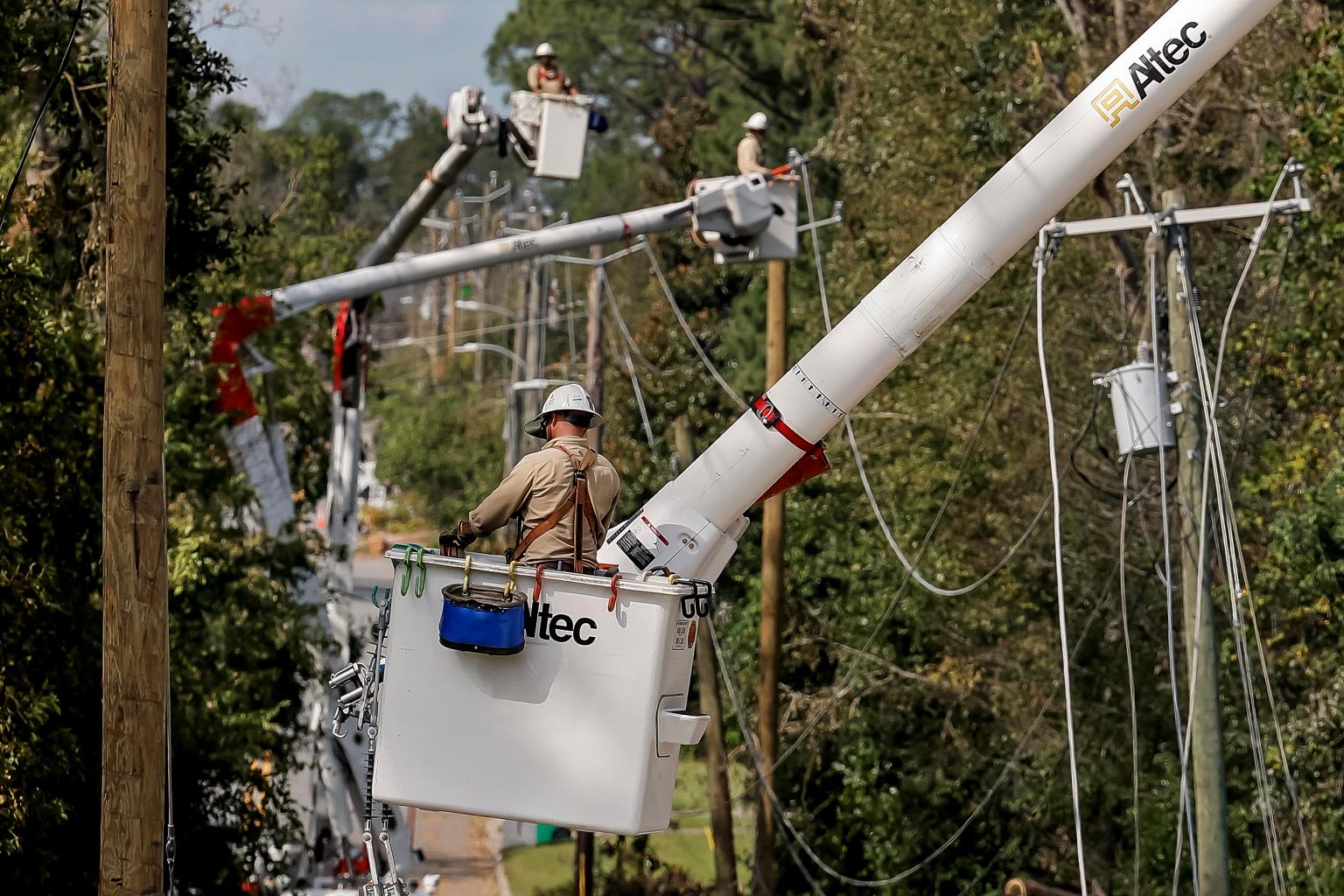 Uragano Helene, ancora 150mila clienti senza corrente nel North Carolina: inviati altri soldati