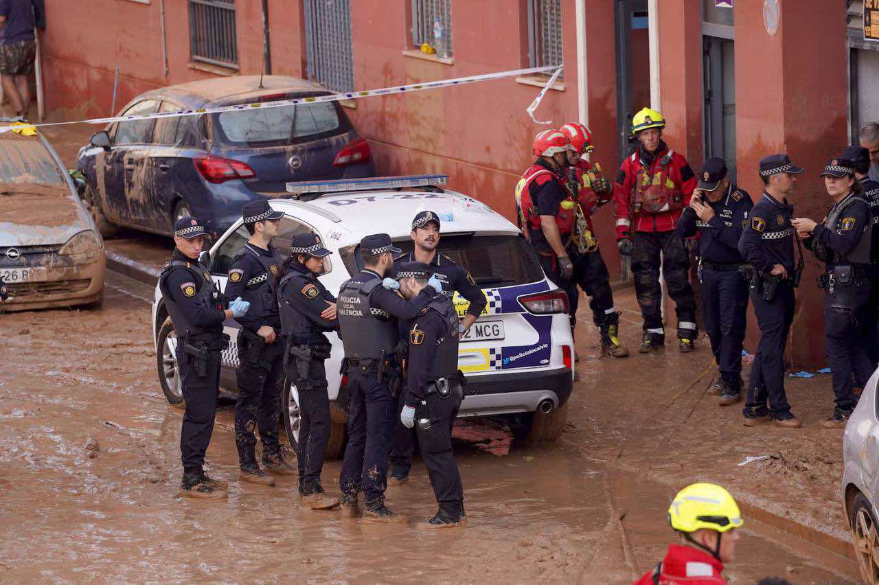 Alluvione Spagna, nuovi rinforzi militari a Valencia: arrivano altri soldati | VIDEO