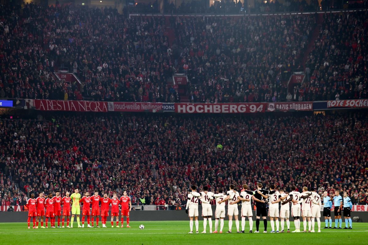 Paura in Bayern-Benfica di Champions: malore allo stadio, i tifosi bloccano tutto
