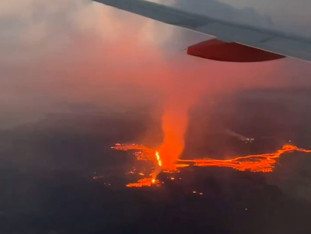 Spettacolo in alta quota: l’aereo sorvola il vulcano in eruzione sulla penisola di Reykjanes | VIDEO