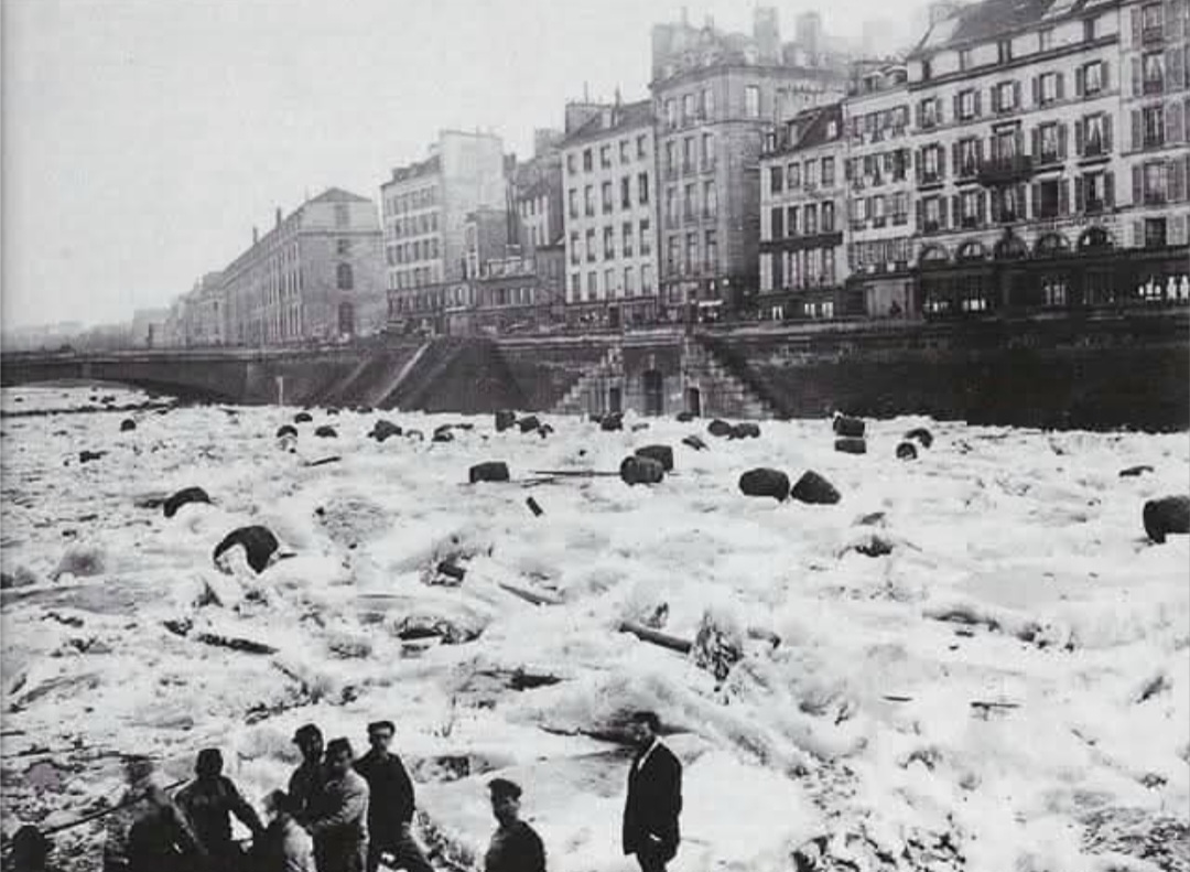 Neve Parigi e Senna ghiacciata