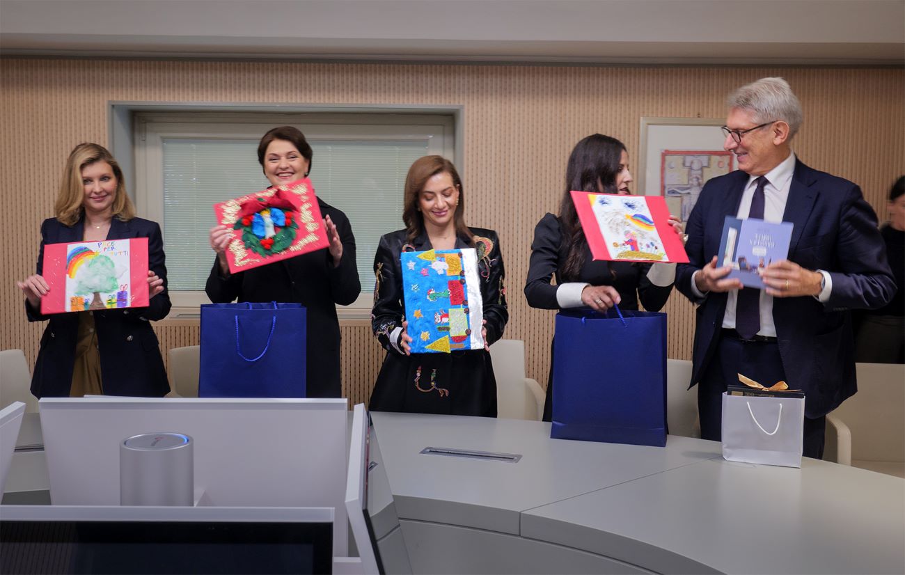 Olena Zelenska visita i bambini ucraini ricoverati all’ospedale Bambino Gesù | FOTO