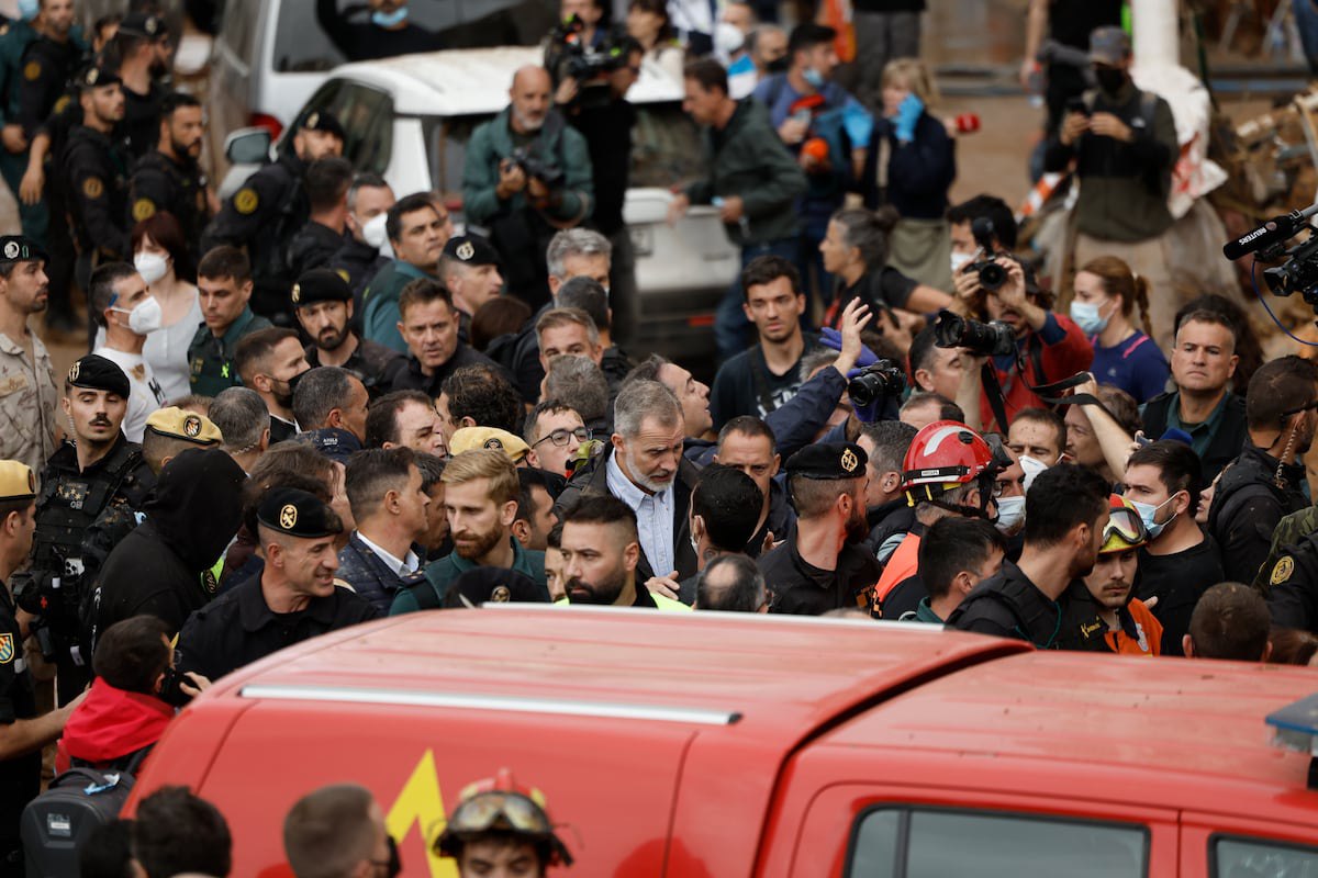 Spagna, Re Felipe e Regina Letizia arrivati nella zona alluvionata di Valencia: contestazioni