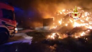 brindisi incendio deposito stoccaggio rifiuti