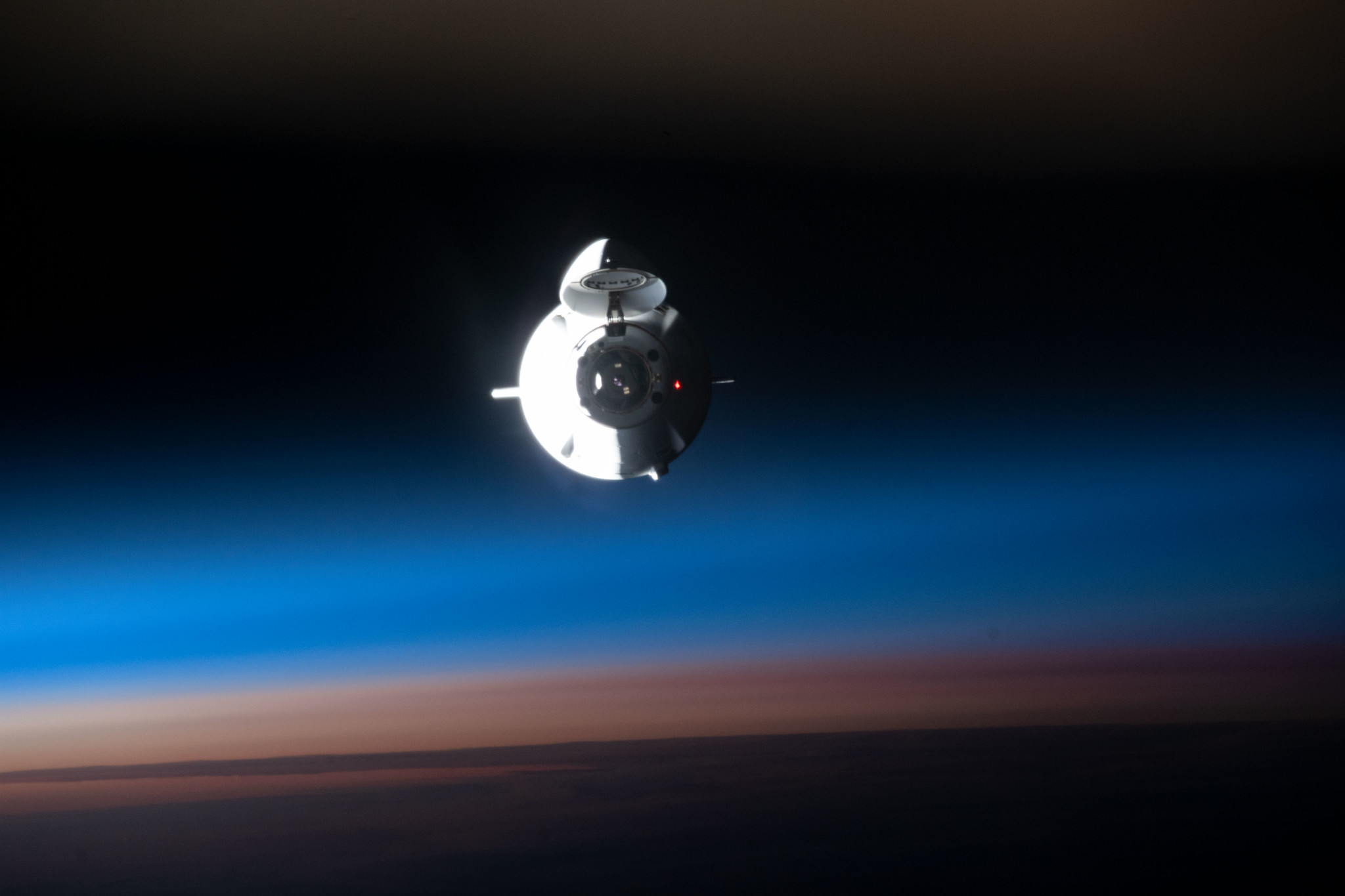 Il cargo Dragon si è agganciato alla ISS: a bordo 2700kg di rifornimenti ed esperimenti