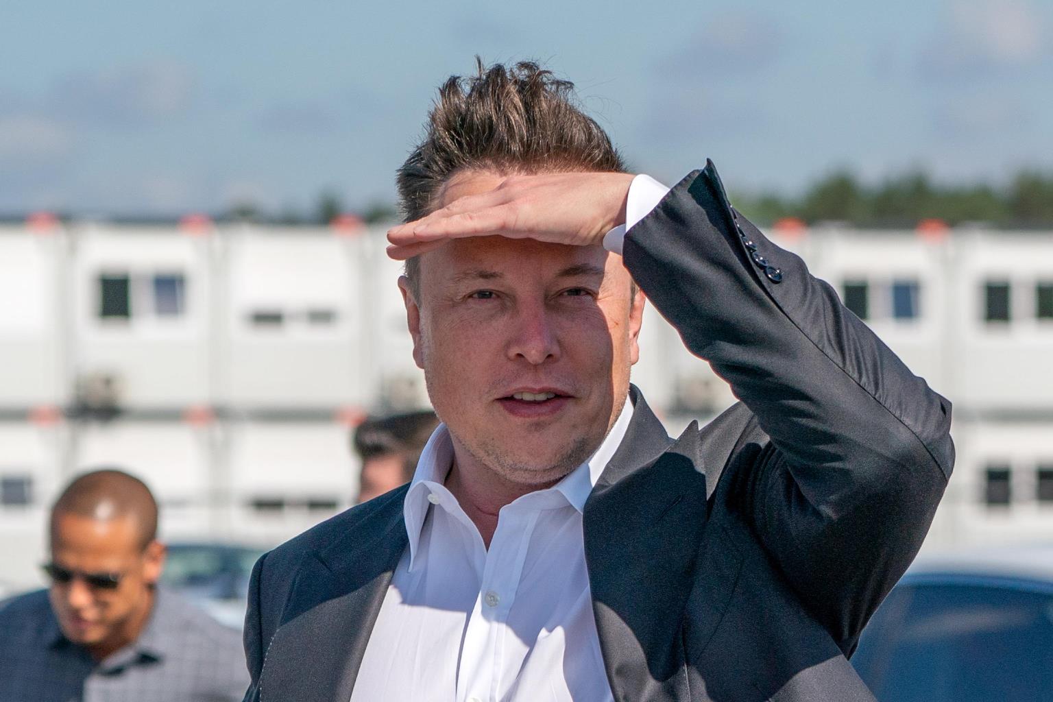 Elon Musk offre 97 miliardi per controllare OpenAI: la risposta provocatoria