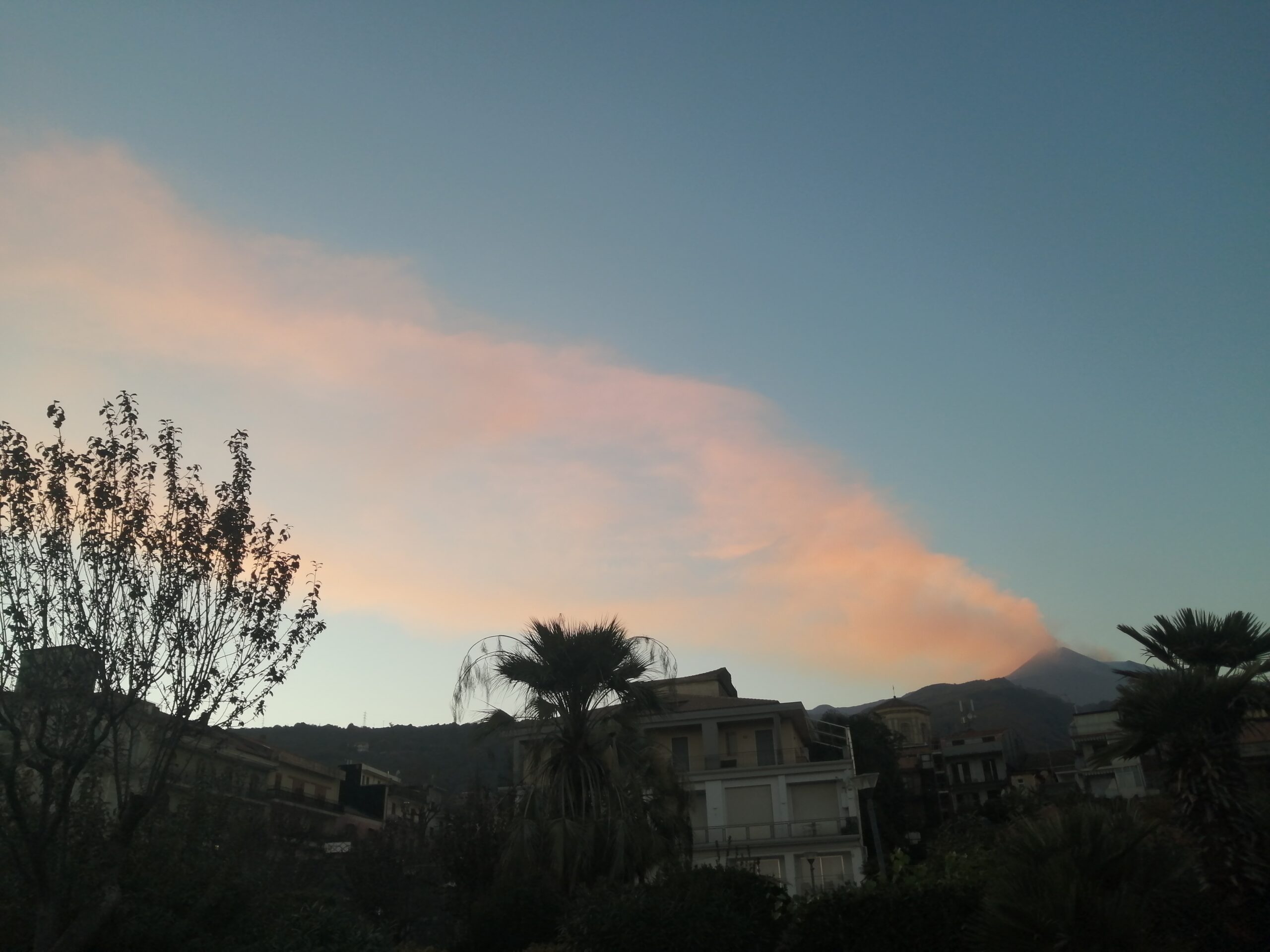 L’Etna torna a farsi notare con un pennacchio di fumo: spettacolo al tramonto | FOTO