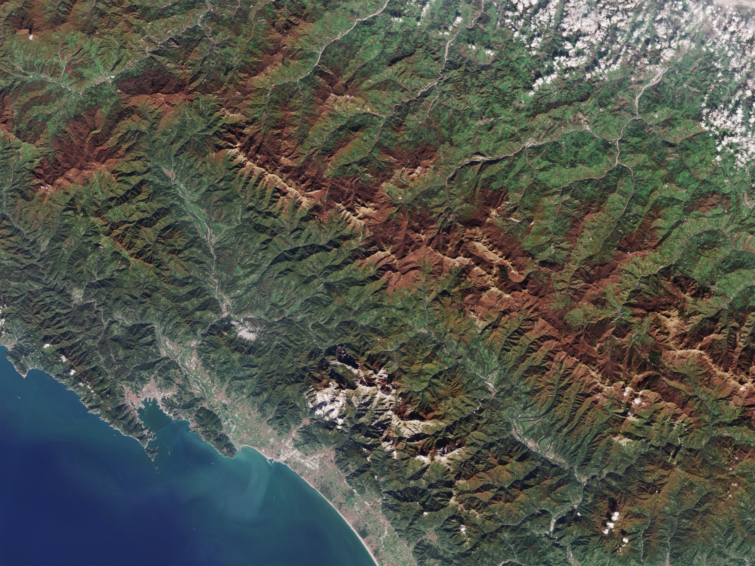 Il foliage dell’Appennino tosco-emiliano incanta i satelliti | FOTO