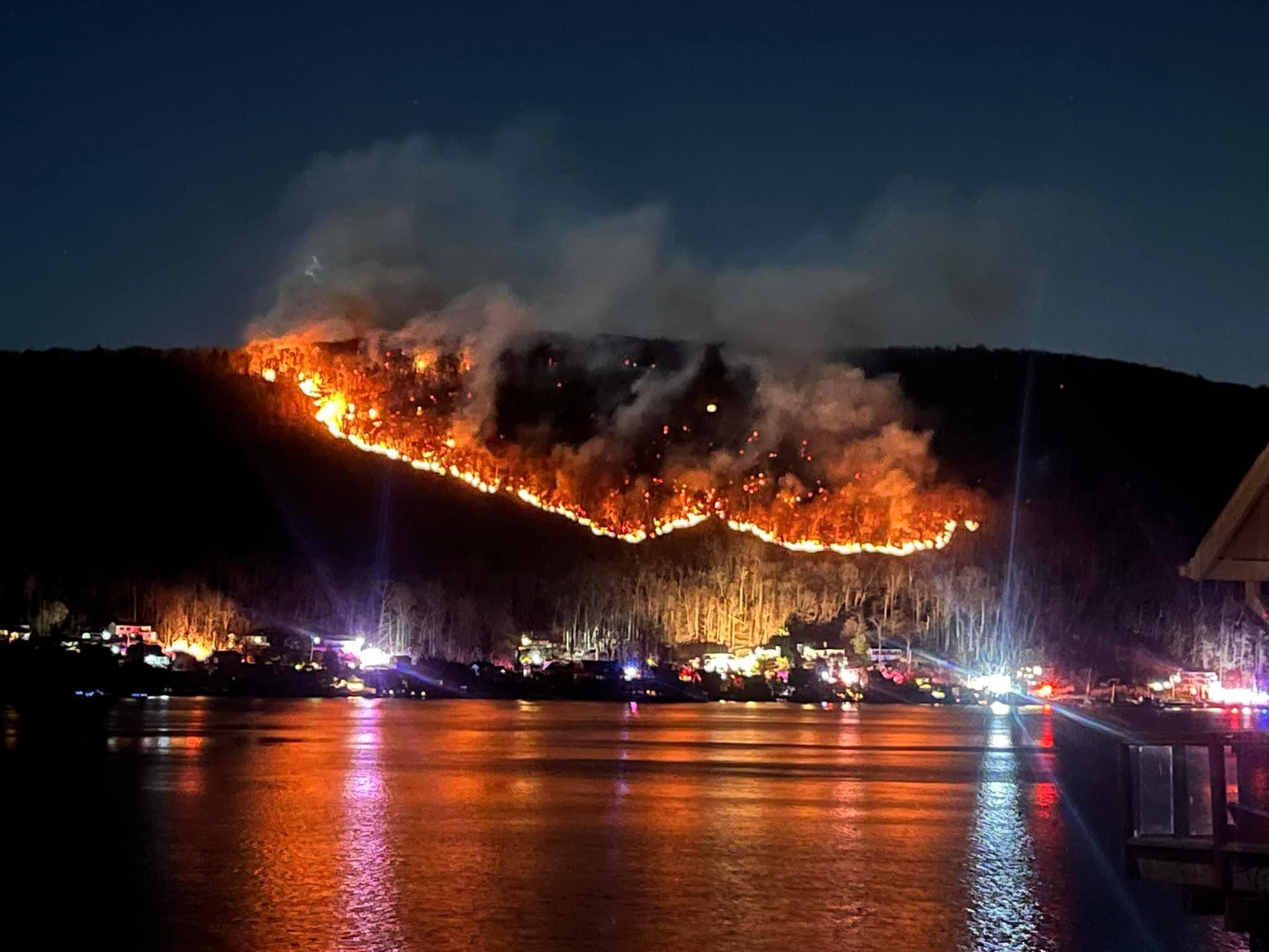 Incendi nello stato di New York: evacuate 160 case | FOTO