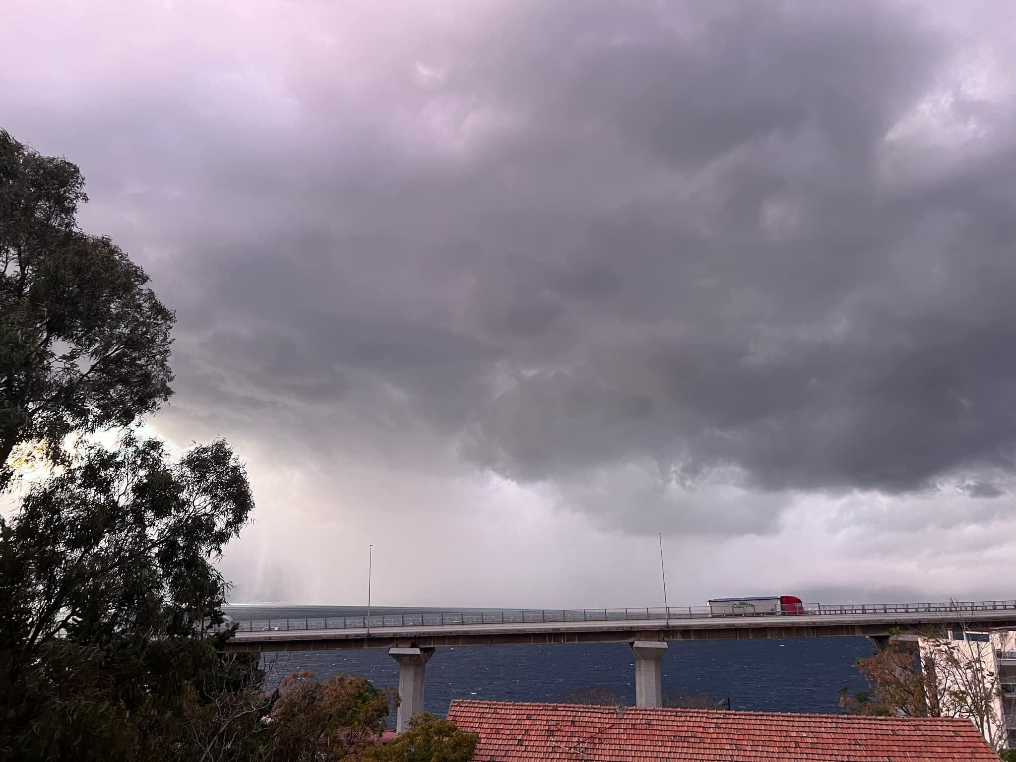 Maltempo, imponenti nubi annunciano il fronte freddo sullo Stretto di Messina | GALLERY