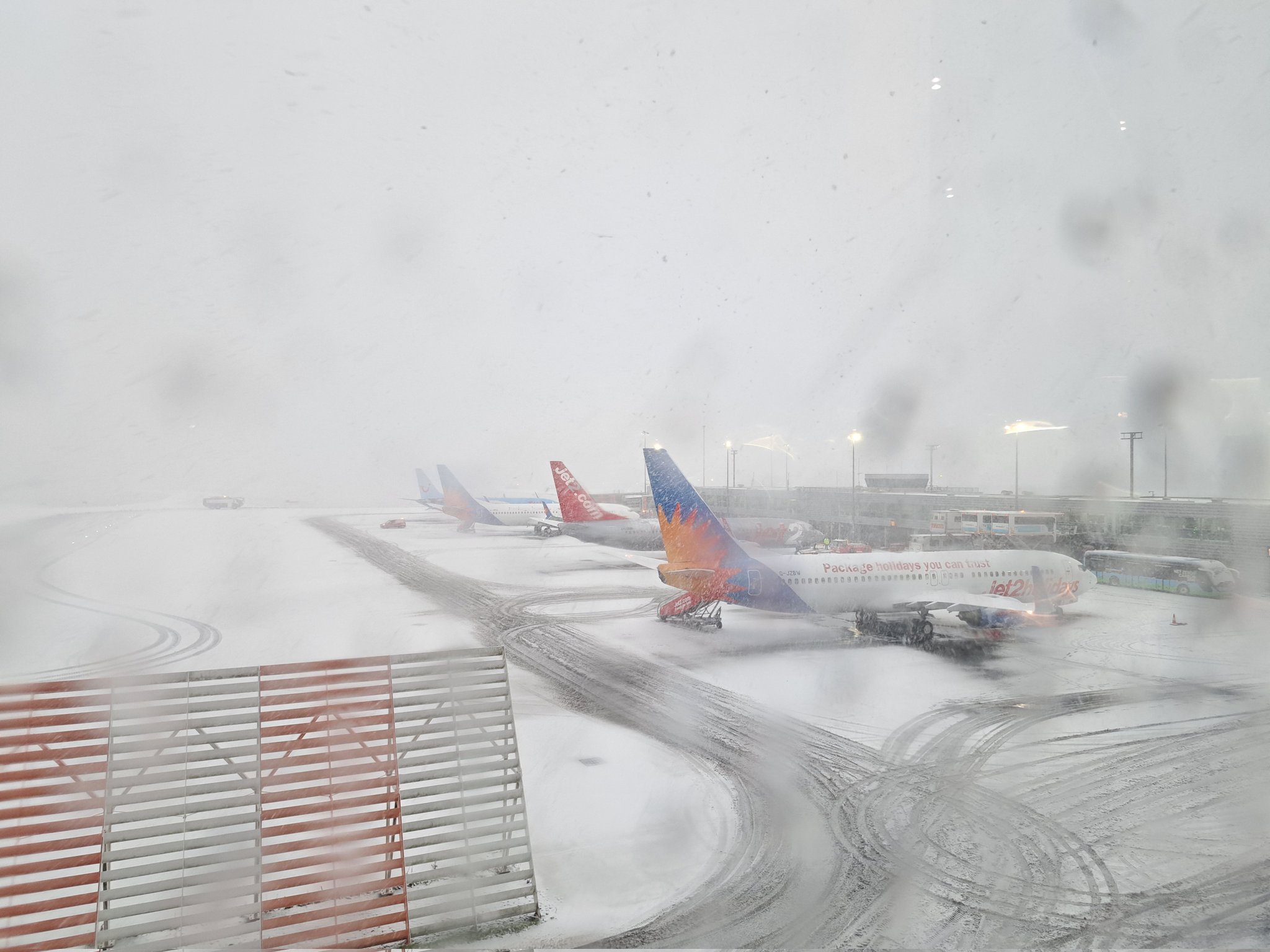 Forti nevicate nel Regno Unito: cancellati diversi voli all’aeroporto di Newcastle