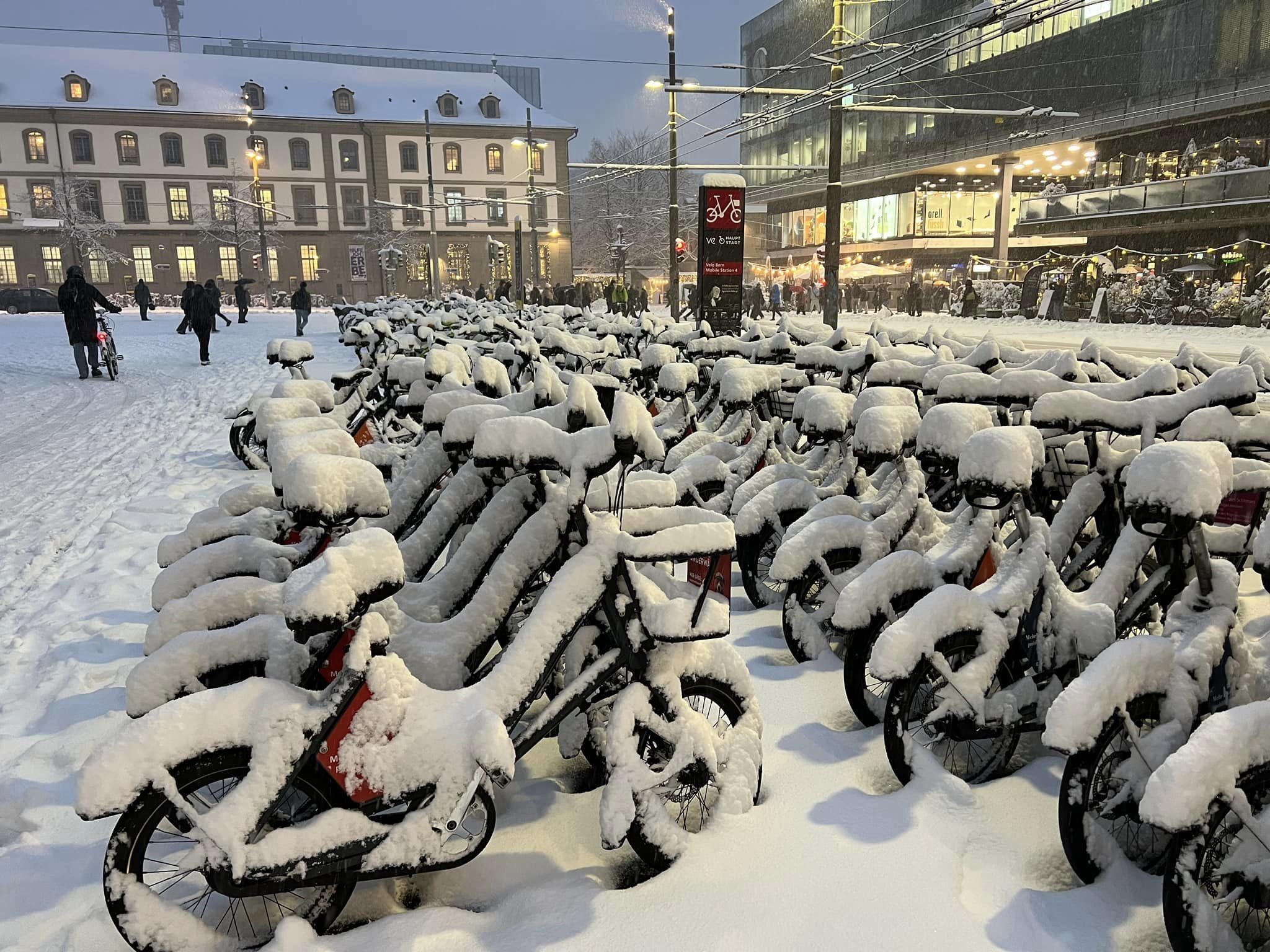 Tanta neve in Svizzera: trasporti paralizzati a Zurigo, Berna e Basilea | FOTO
