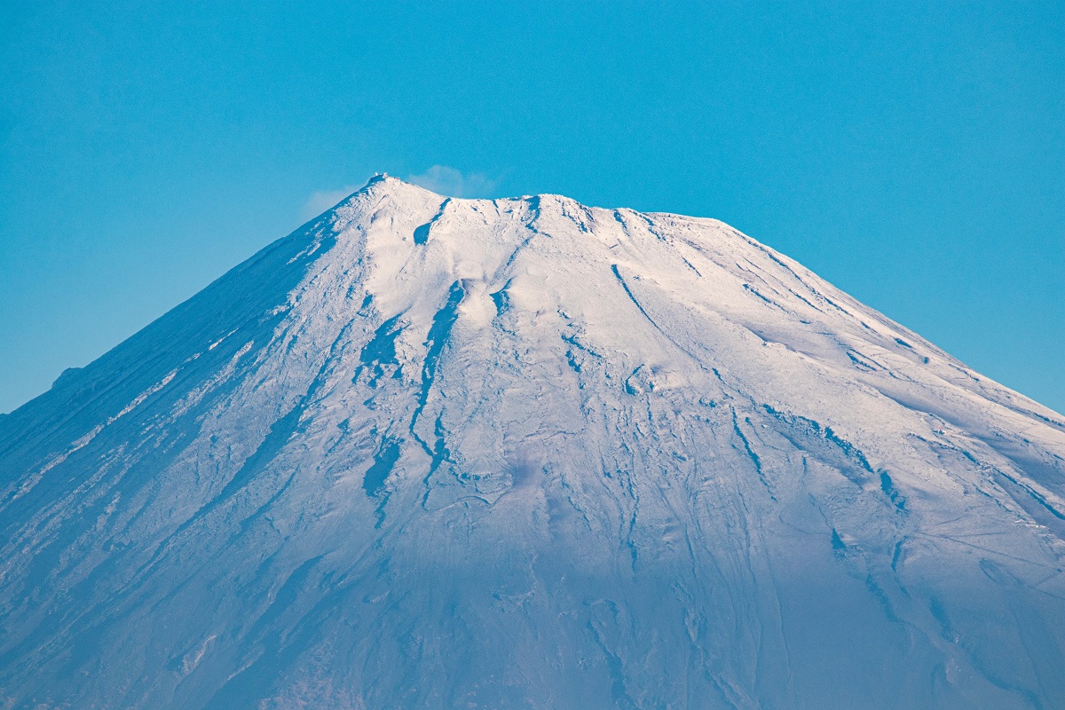 Giappone, la neve imbianca il Monte Fuji: mai così tardi | FOTO