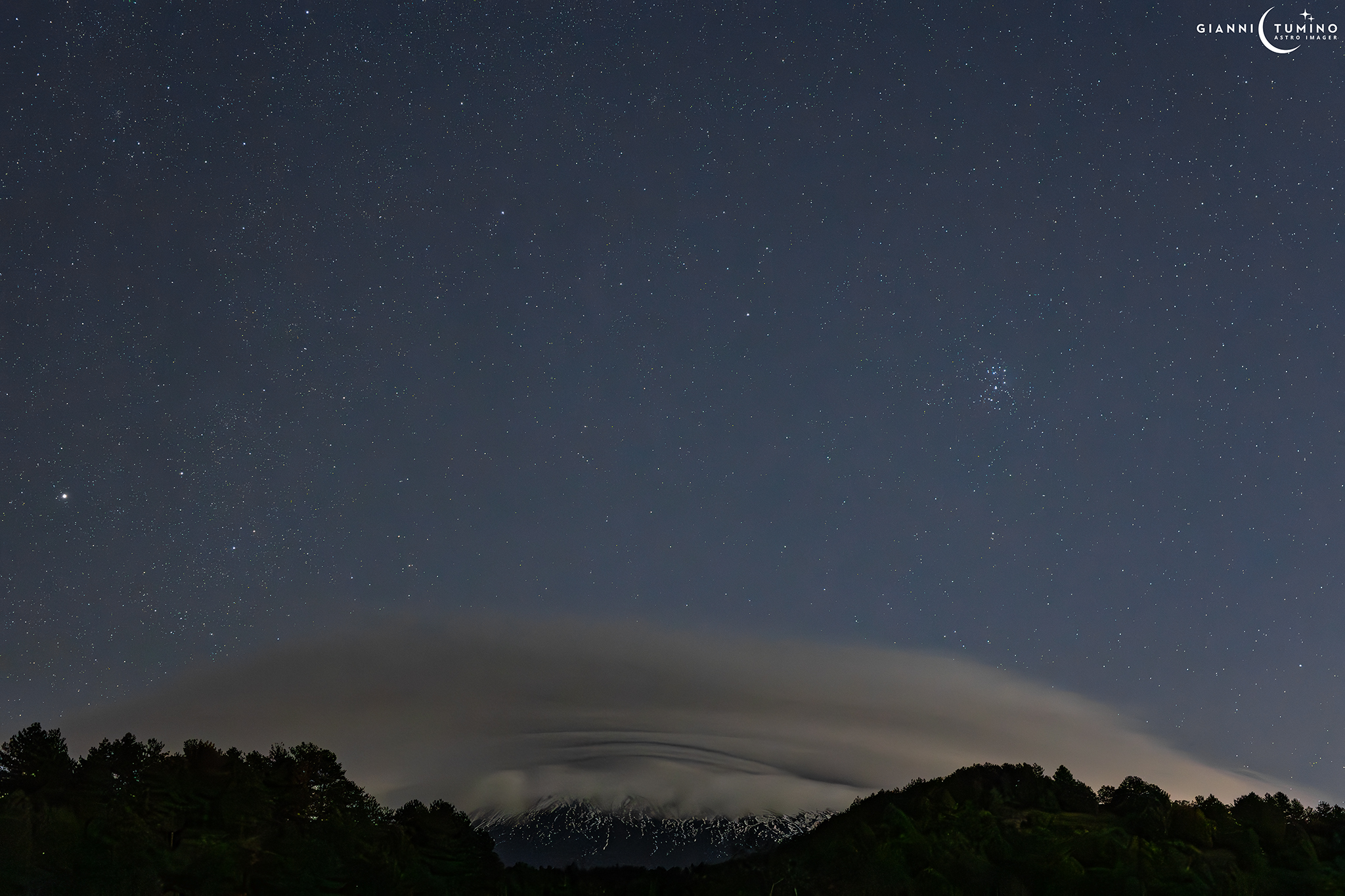 Terra e cielo, le nubi lenticolari sull’Etna e le Pleiadi | FOTO
