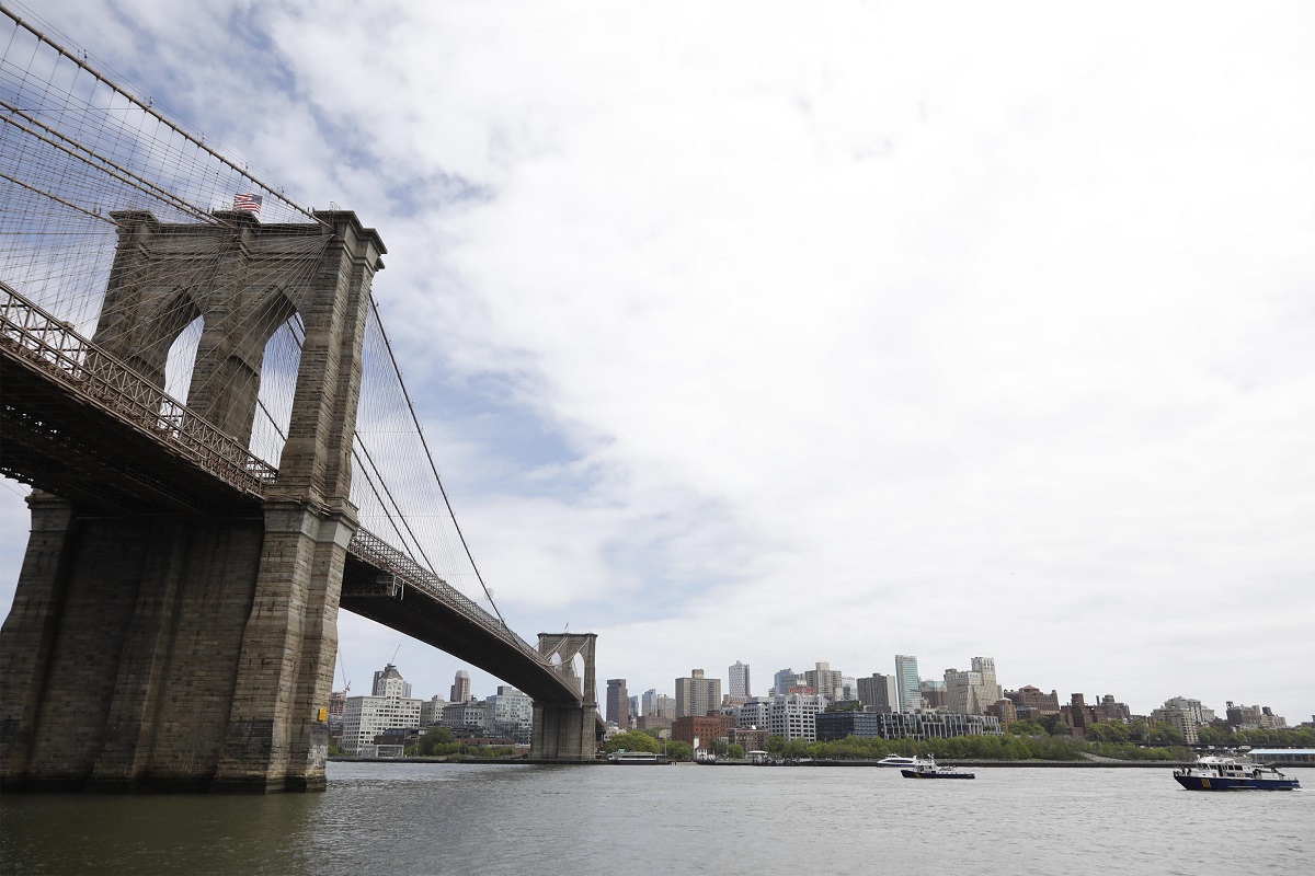 Avvistamento straordinario sotto il Ponte di Brooklyn sorprende i newyorkesi