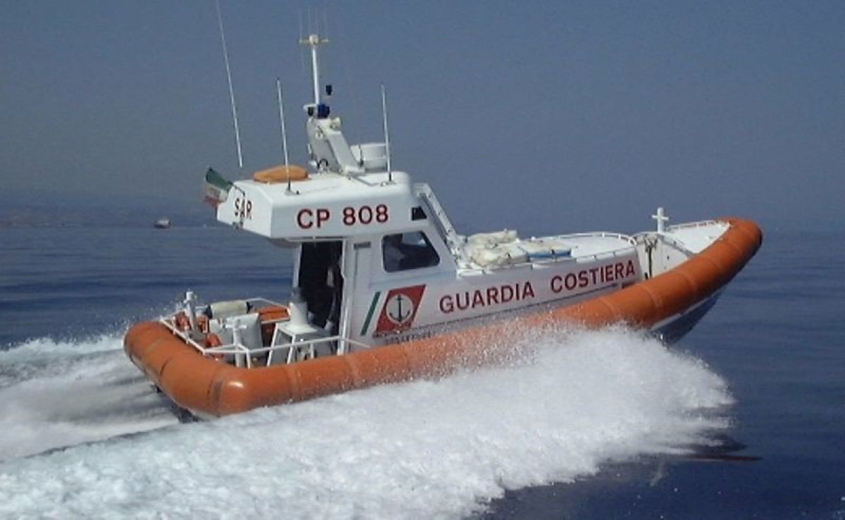 Maltempo, barca di 12 metri si arena vicino alla spiaggia di Fiumicino
