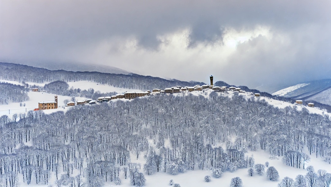Neve Emilia-Romagna: spettacolo invernale a Serramazzoni, nel modenese