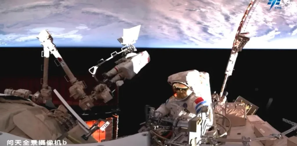 Shenzhou-19 astronauti cinesi passeggiata spaziale