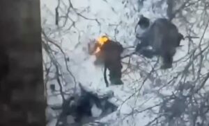 Soldati russi bruciano i volti dei nordcoreani in Ucraina