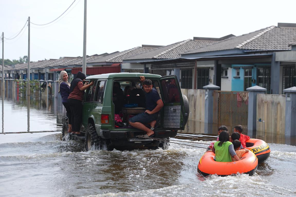 Piogge monsoniche, alluvioni in Thailandia e Malesia: oltre 30 morti | FOTO