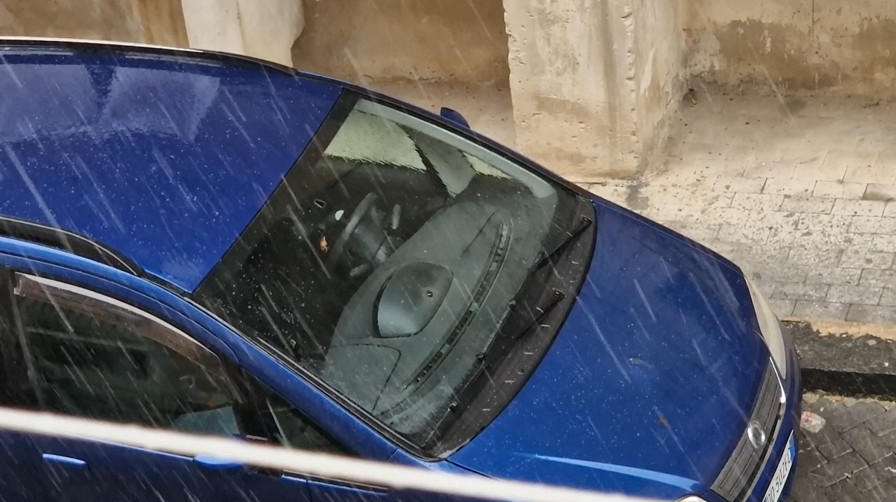 Maltempo Sicilia, pioggia e grandine a Piazza Armerina con +6°C | VIDEO