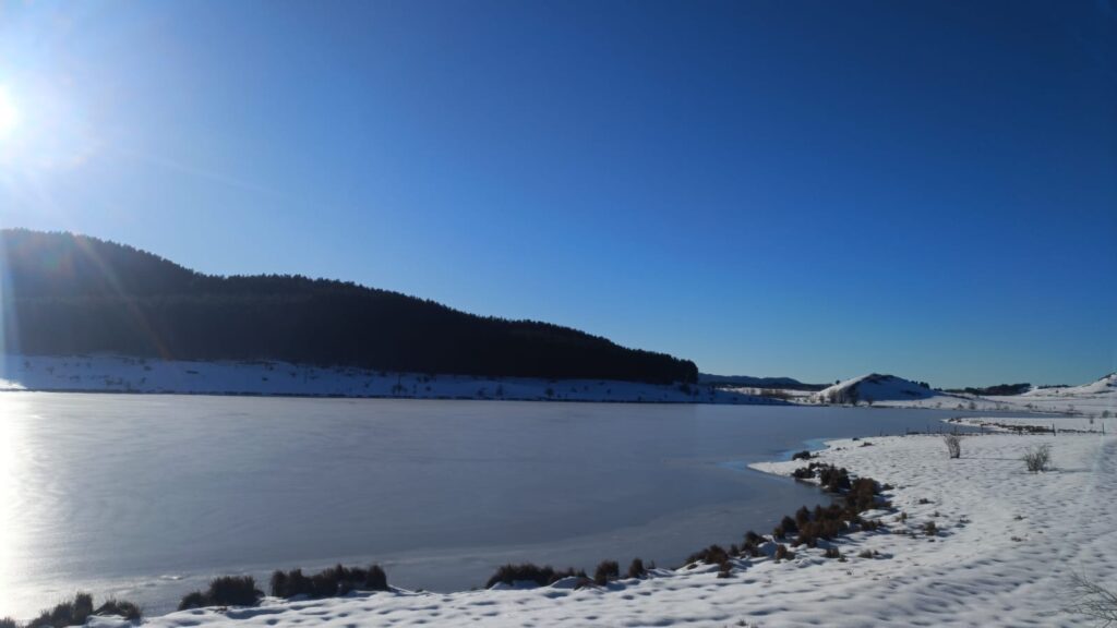 lago Ariamacina ghiacciato