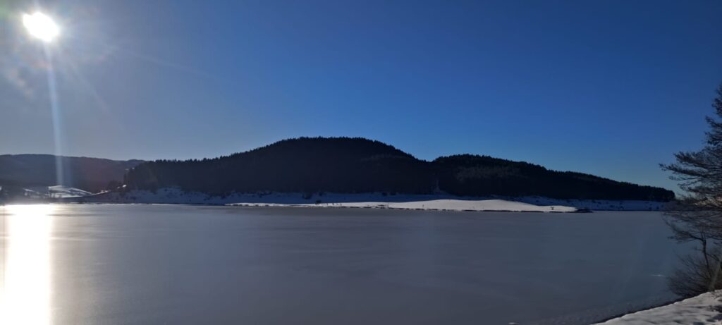 lago Ariamacina ghiacciato