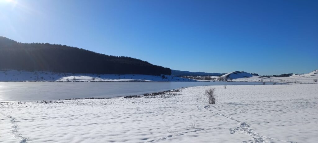 lago Ariamacina ghiacciato