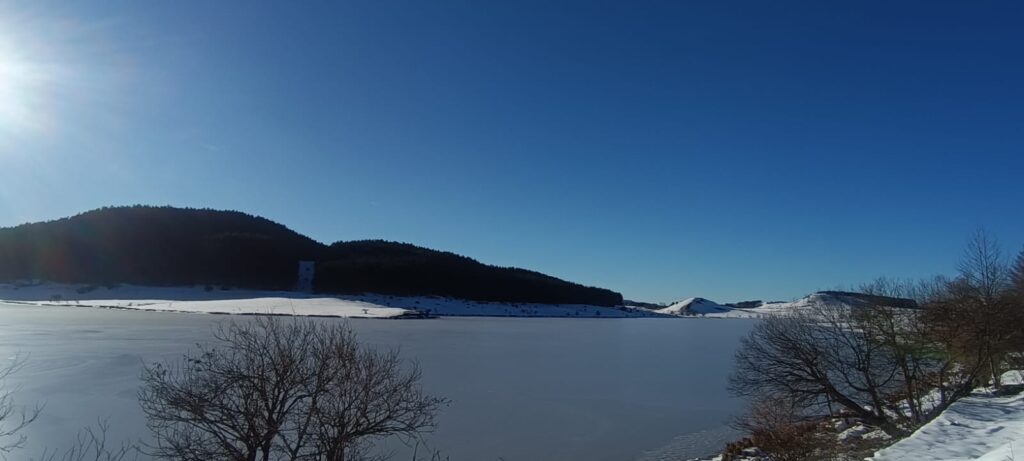 lago Ariamacina ghiacciato