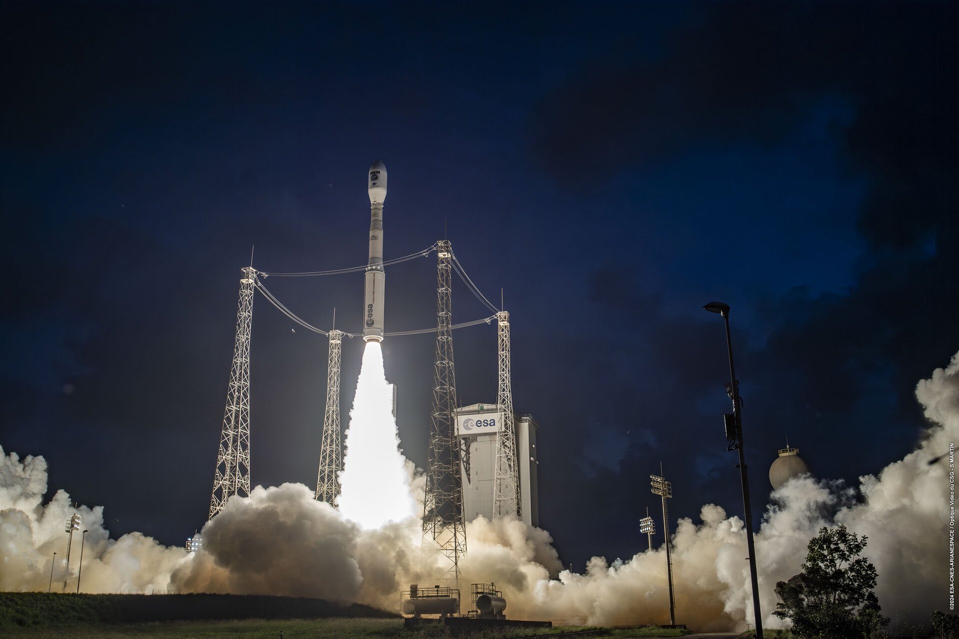 Lanciato con successo Vega-C, Urso: “Italia leader nel settore”