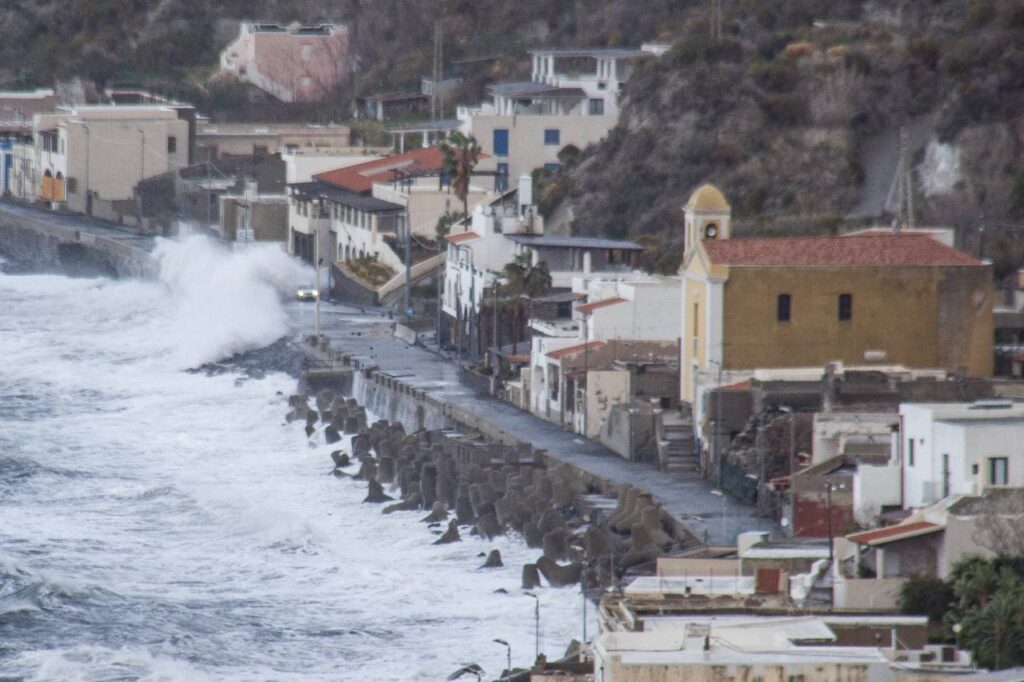 mareggiata lipari eolie