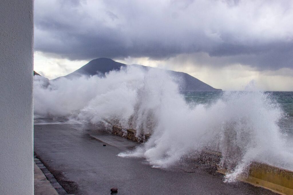 mareggiata lipari eolie