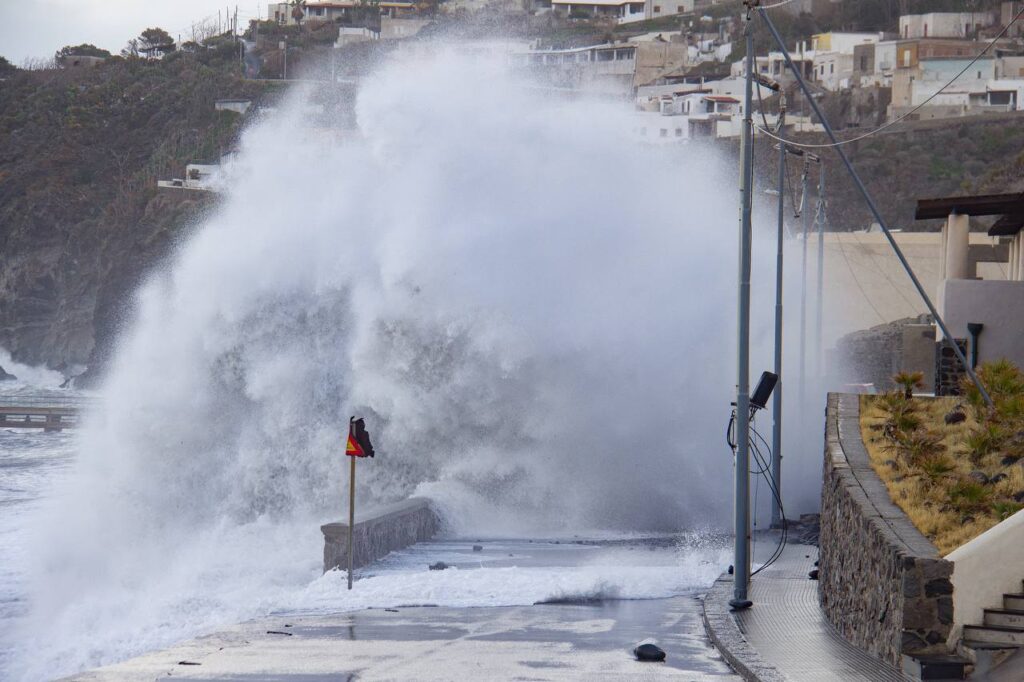 mareggiata lipari eolie