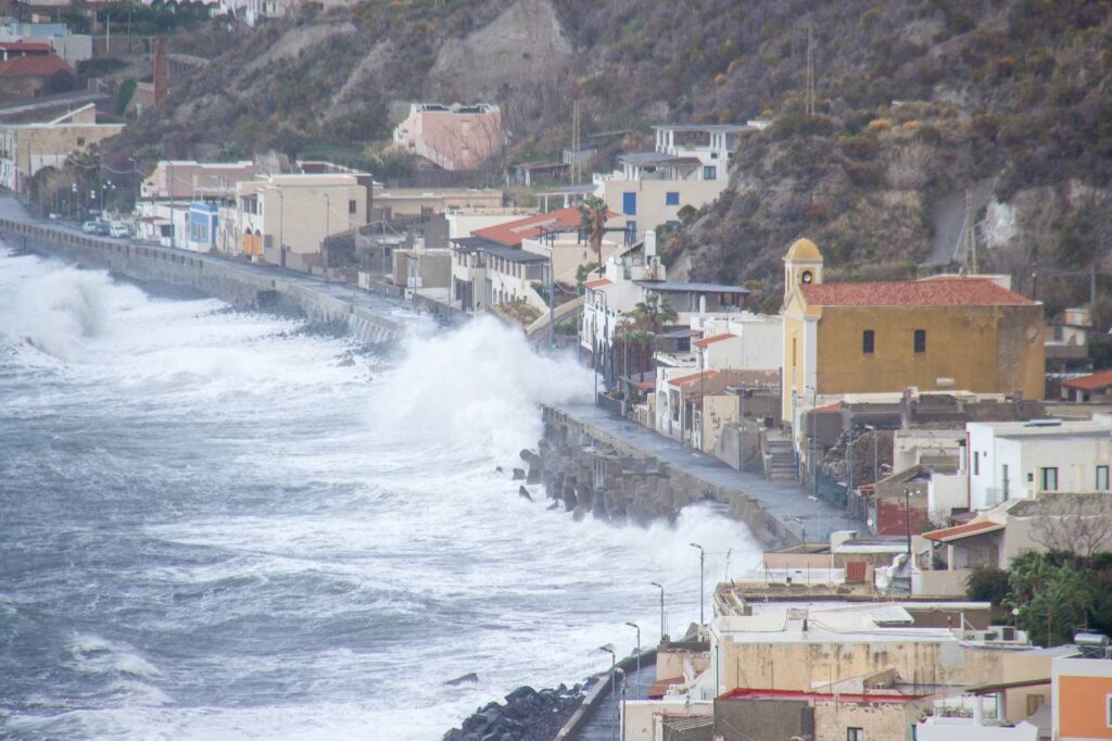 mareggiata lipari eolie