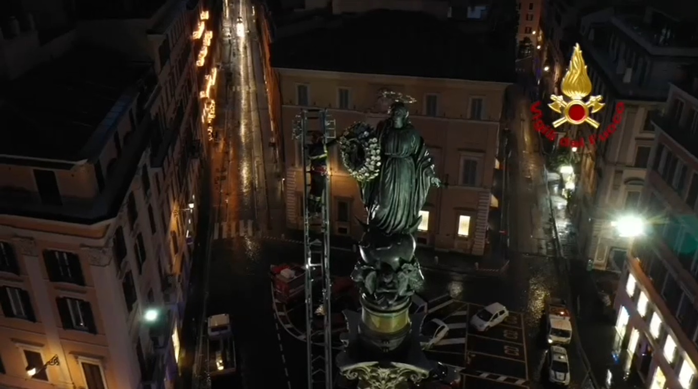 Festa dell’Immacolata, l’omaggio dei Vigili del Fuoco in Piazza di Spagna | VIDEO