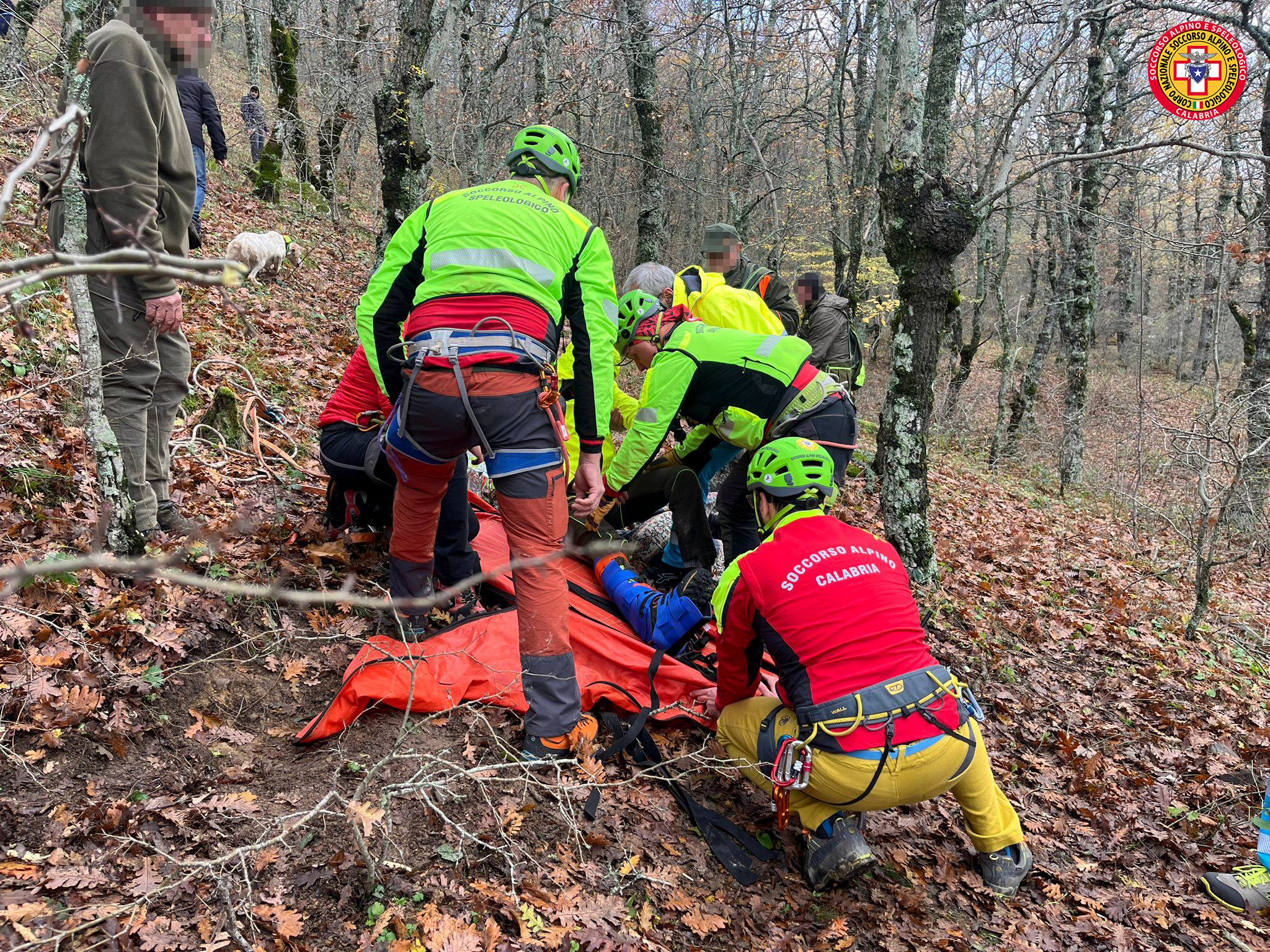 Cade nel bosco durante una battuta di caccia: salvato dal Soccorso Alpino | FOTO