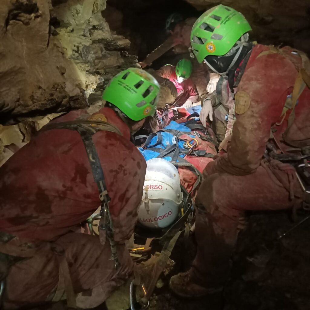 speleologa grotta abisso bueno fonteno